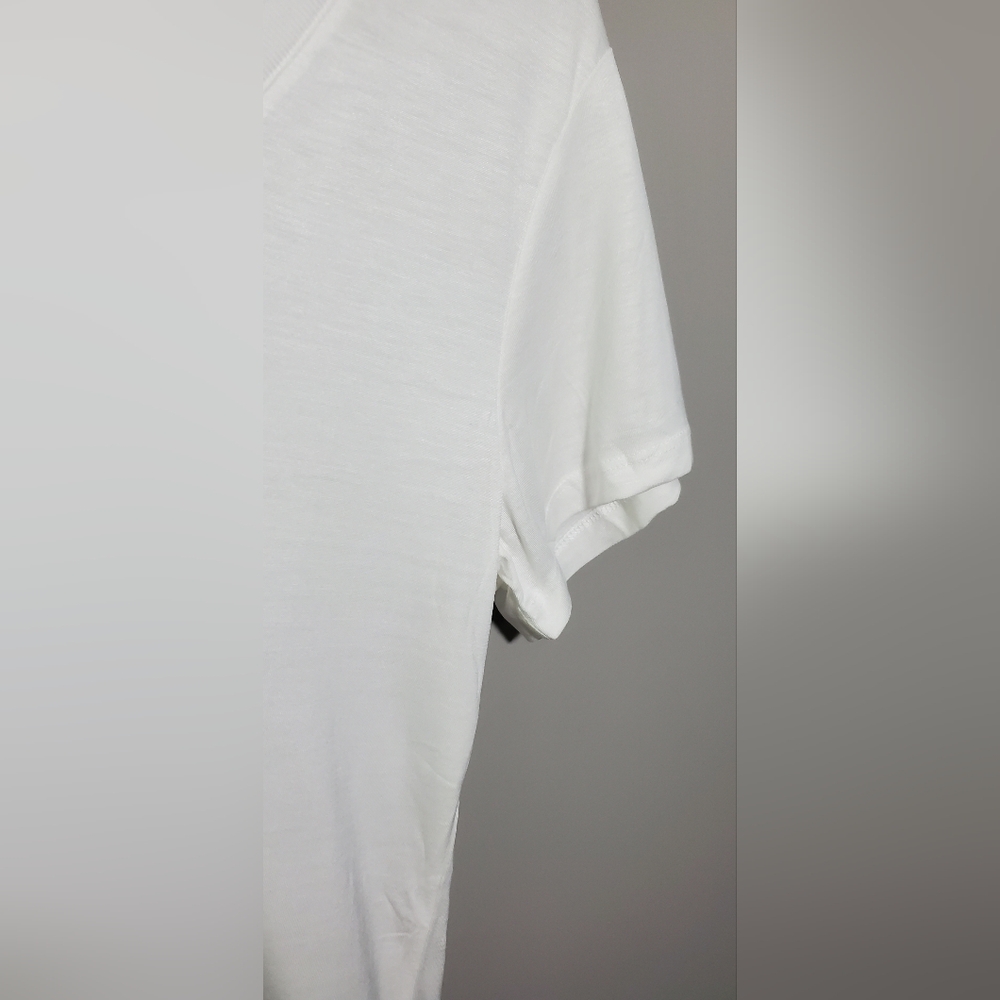 NWT Medium & Large Levi's Women's White V-Neck T-Shirt Relaxed Fit - Picture 10 of 16